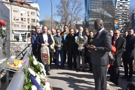 Delegacija Općine Centar položila cvijeće i odala počast prvim civilnim