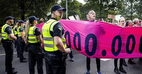 Extinction Rebellion Bezet Opnieuw Nederlandse A Den Haag Waterkanon