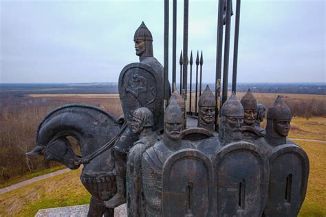 Памятник дружине Александра Невского в Пскове | Lion sculpture, Statue ...