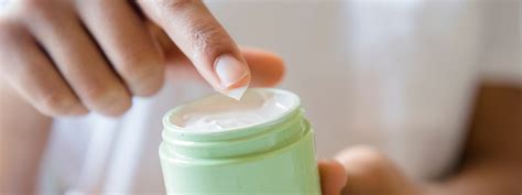 Things To Keep In Mind While Buying The Moisturizer Cream त्वचा को रखना चाहते हैं ग्लोइंग और