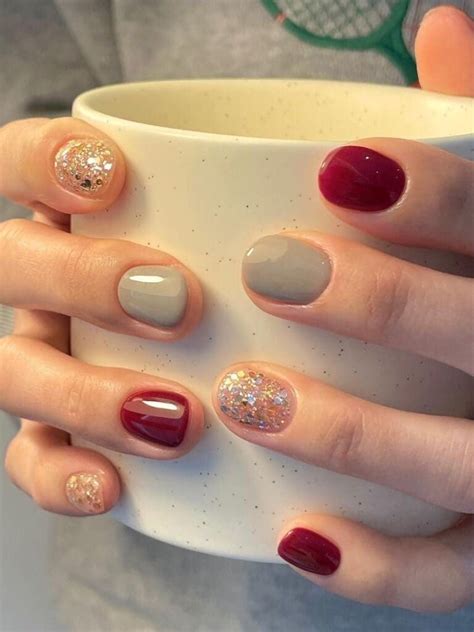 20 Gorgeous Burgundy And Gold Nails For The Perfect Winter Vibes Everygirl Edit Stijlvolle