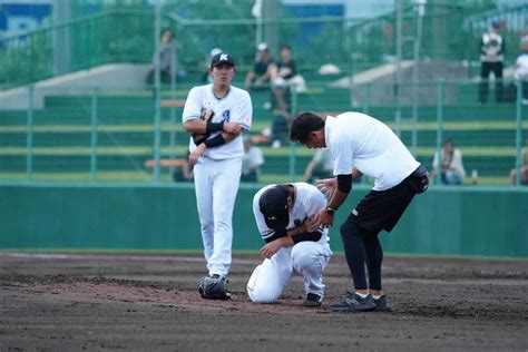 ＜ロ・楽＞4回、無死一、二塁、鈴木への初球が暴投となった直後、マウンドにうずくまる本前（撮影・長久保 豊） ― スポニチ Sponichi