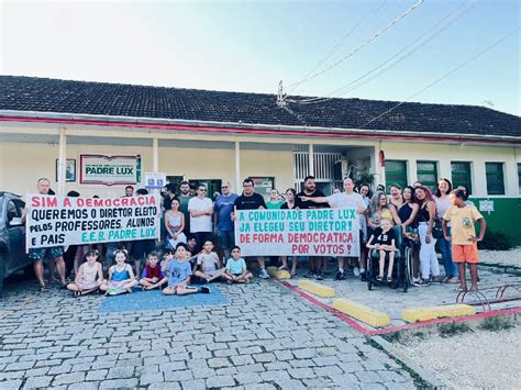 Pais e alunos realizam manifestação em frente a Escola de Brusque