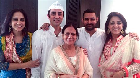 Bollywood Superstar Aamir Khan With His Mother Brother And Sisters