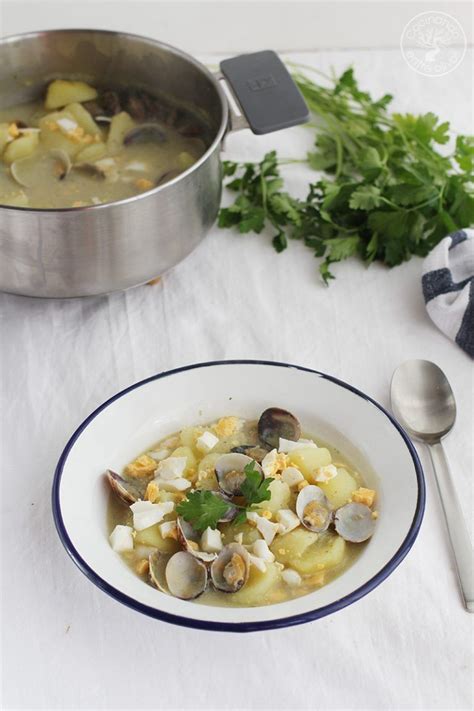 Patatas En Ajopollo Con Almejas Cocinando Entre Olivos