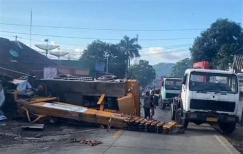 Truk Angkut Crane Tabrak 2 Rumah Di Bumiayu Brebes Sopir Dan Penumpang