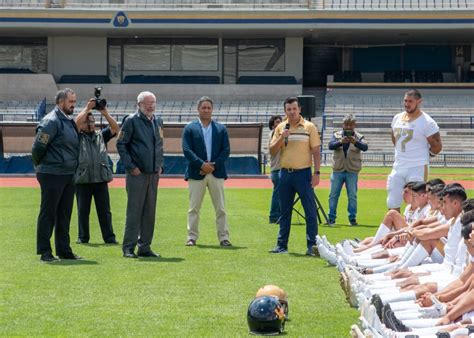 Pumas Cu Se Tom La Fotograf A Oficial En Su Estadio Y Con Su Rector