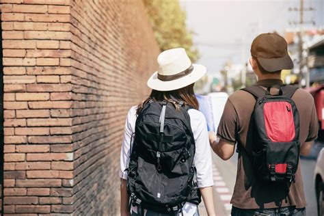 turista de casal de mochila asiática segurando o mapa da cidade