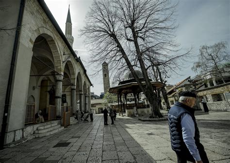 Učenje ezana sa munare Begove džamije u Sarajevu tradicija duga skoro