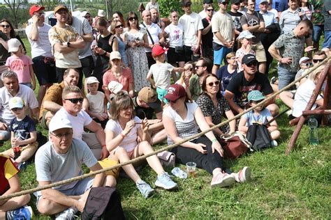 Tłum zwiedzających podczas Turnieju Rycerskiego na zamku w Iłży Było