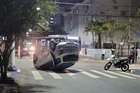 Colis O Entre Ve Culos Deixa Carro Capotado E Tr S Feridos Em Guaruj