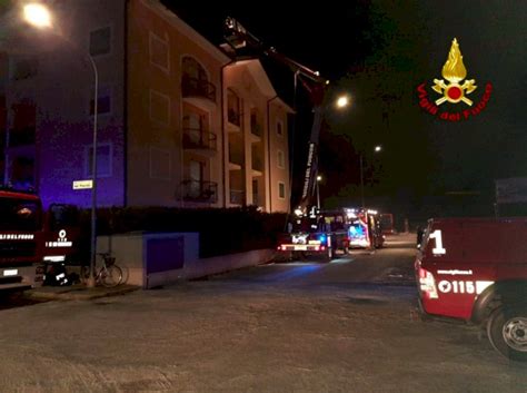 Brucia Il Tetto Di Un Condominio A Savigliano Notte Di Lavoro Per I