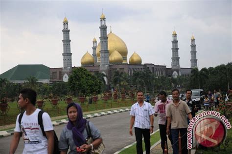 Wisata Religi Masjid Kubah Emas ANTARA News