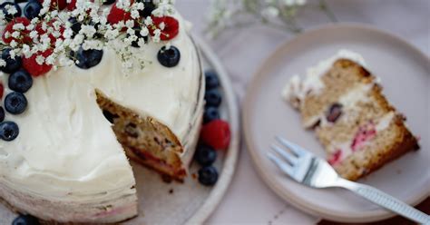 Uhiesig WERBUNG Beeriger Naked Cake Das große Frühlingsbacken