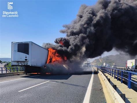 Un camión se incendia en la AP 7 en Alcal de Xivert y el fuego se