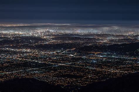 Ciudad de noche vista superior luces de la ciudad metrópoli