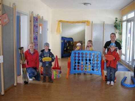 Kinder haben Freude an neuen Spielgeräten