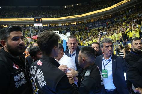 Fenerbahçe Monaco maçı sonrası yaşanan kavgadan görüntüler Spor