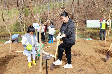 금천구 식목일 앞두고 주민·가족과 함께 나무심기 행사시대일보