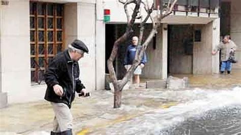 Rotura de caño inundó calle y provocó daños