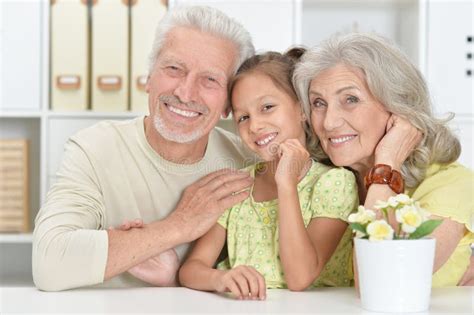 Portrait Des Grands parents Avec La Petite fille Posant Ensemble à La