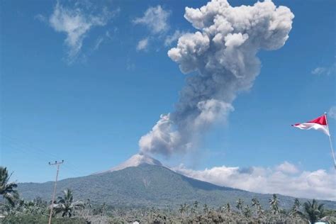 Gunung Lewotobi Di NTT Kembali Meletus Semburkan Abu Vulkanik Tebal