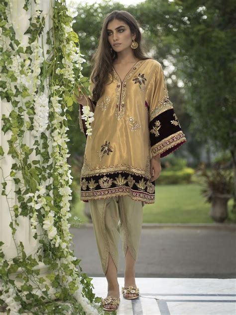 Pin By Sam Mona On Misha Lakhani Velvet Dress Designs Pakistani