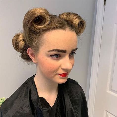 Elegant Victory Rolls Hair Ideas For Women In