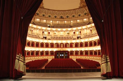 Le Théâtre Petruzzelli temple de la musique symbole de Bari italiani it