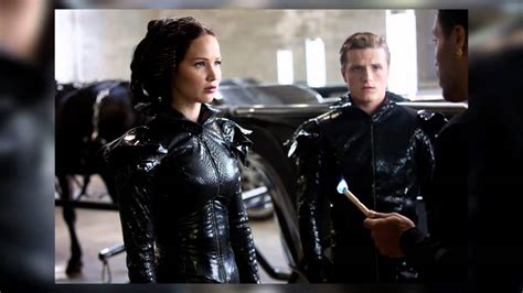 New Hunger Games Photos Katniss Goes From The Reaping To Center