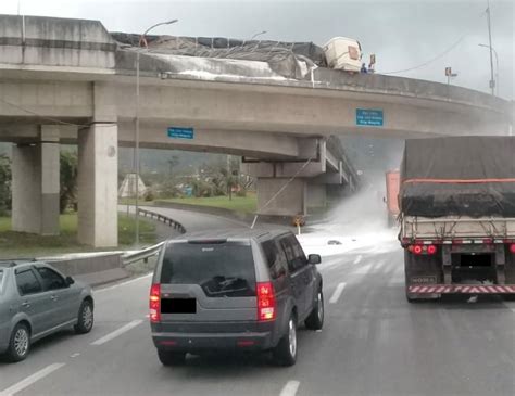 Play FM on Twitter Caminhão tomba em viaduto e derruba carga na saída