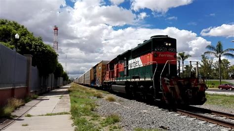 De Reversa una Majestuosa Locomotora Clásica en AUTOMOTRIZ VACÍO de