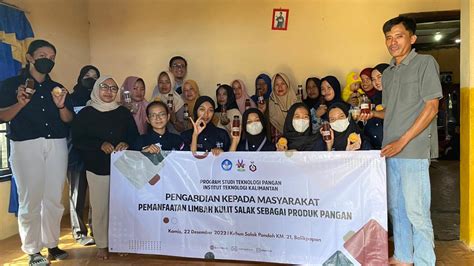 Memanfaatkan Limbah Kulit Salak Dosen Dan Mahasiswa Itk Mengubahnya