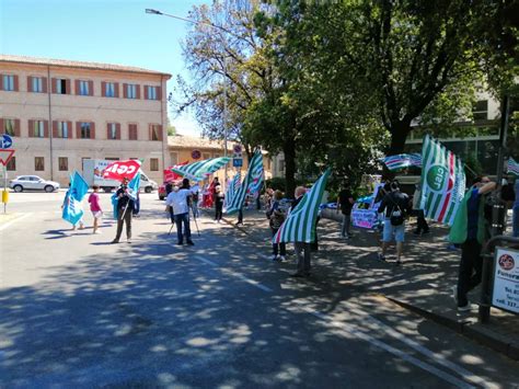 Pesaro 200 precari della sanità in protesta tre sit in davanti agli