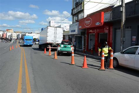 Rede Da Embasa Se Rompe Na Avenida R Gis Pacheco E Prefeitura Auxilia