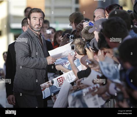 El Actor Franc S Y Ex Futbolista Eric Cantona Firma Autografos Cuando