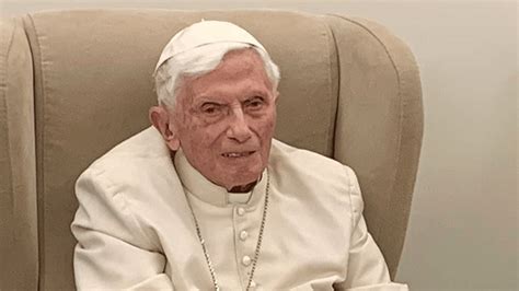 Benedicto XVI permanece estable lúcido y alerta