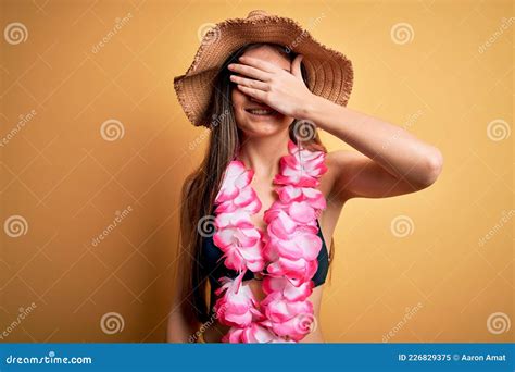 Joven Y Hermosa Mujer Con Los Ojos Azules En Las Vacaciones Usando Bikini Y Lei Hawaiano
