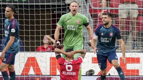 Ongeslagen Feyenoord Blijft In Spoor Ajax PSV Mazzelt Tegen RKC En