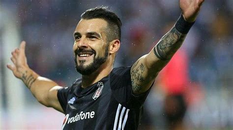 Beşiktaş ın eski forveti Alvaro Negredo İspanya ya transfer oldu