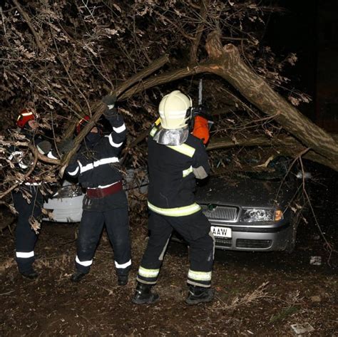 Fenomenele Meteo Au F Cut Ravagii N Bucure Ti Isu Anun Zeci De