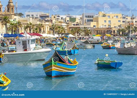 Los Barcos Observados Tradicionales En El Puerto Del Pueblo Pesquero