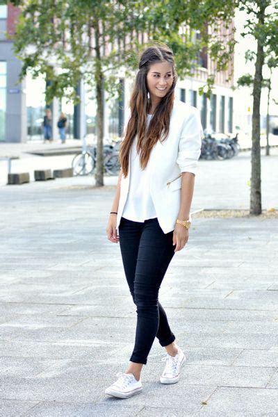 Zapatillas Blancas Outfit 25 Ways To Wear Bright White Sneakers