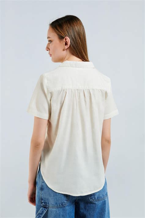 Blusa Liviana Unicolor Con Cuello Camisero Y Manga Corta