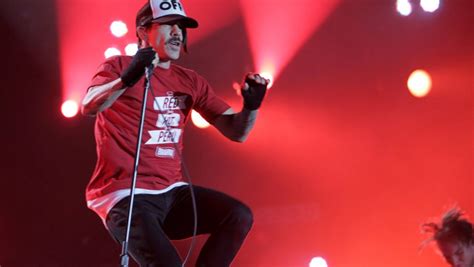 Red Hot mostra toda irreverência do grupo em show contagiante