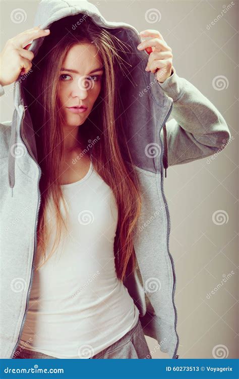 Portrait De Fille Songeuse D Adolescent Dans Le Capot Image Stock