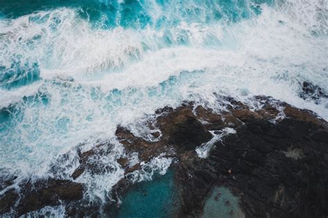 Drone Vista De Las Olas Del Mar Y La Costa Rocosa Foto Gratis