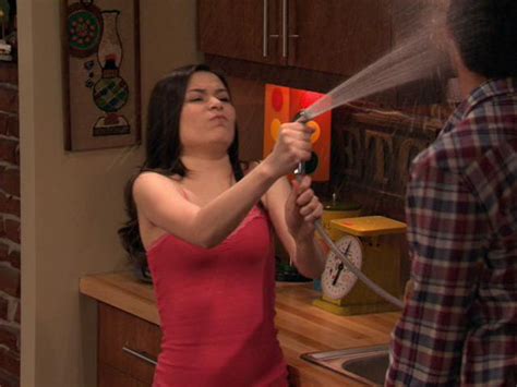 Image - Carly sprays Spencer.JPG - iCarly Wiki