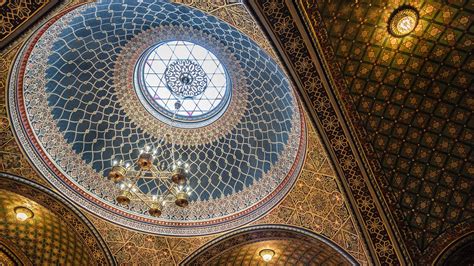 Entering a Synagogue | My Jewish Learning