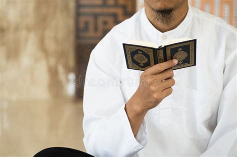 Musulmán Leyendo El Santo Quran Sagrado Corán De La Mano Con El